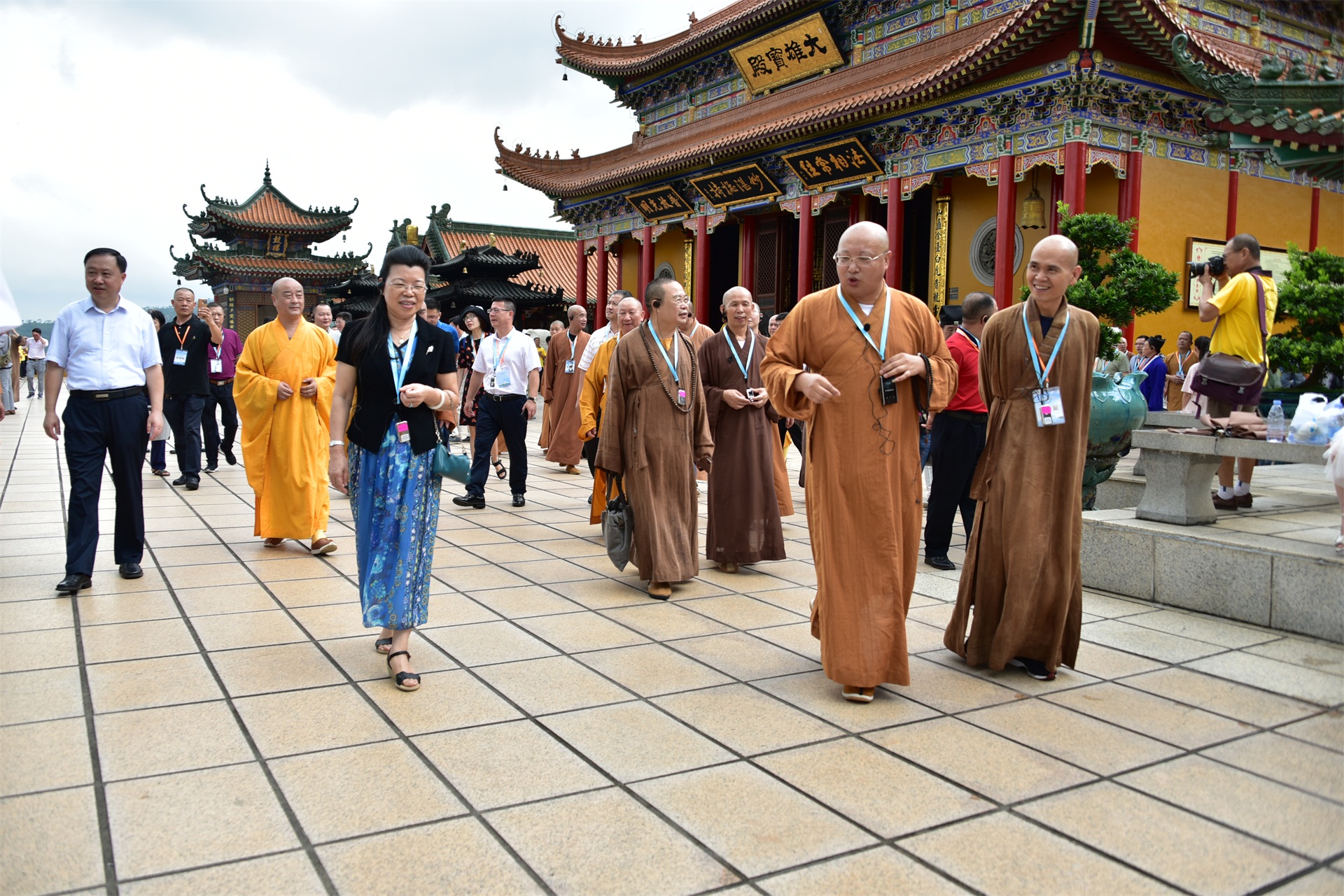 参会人员观摩珠海金台寺.jpg