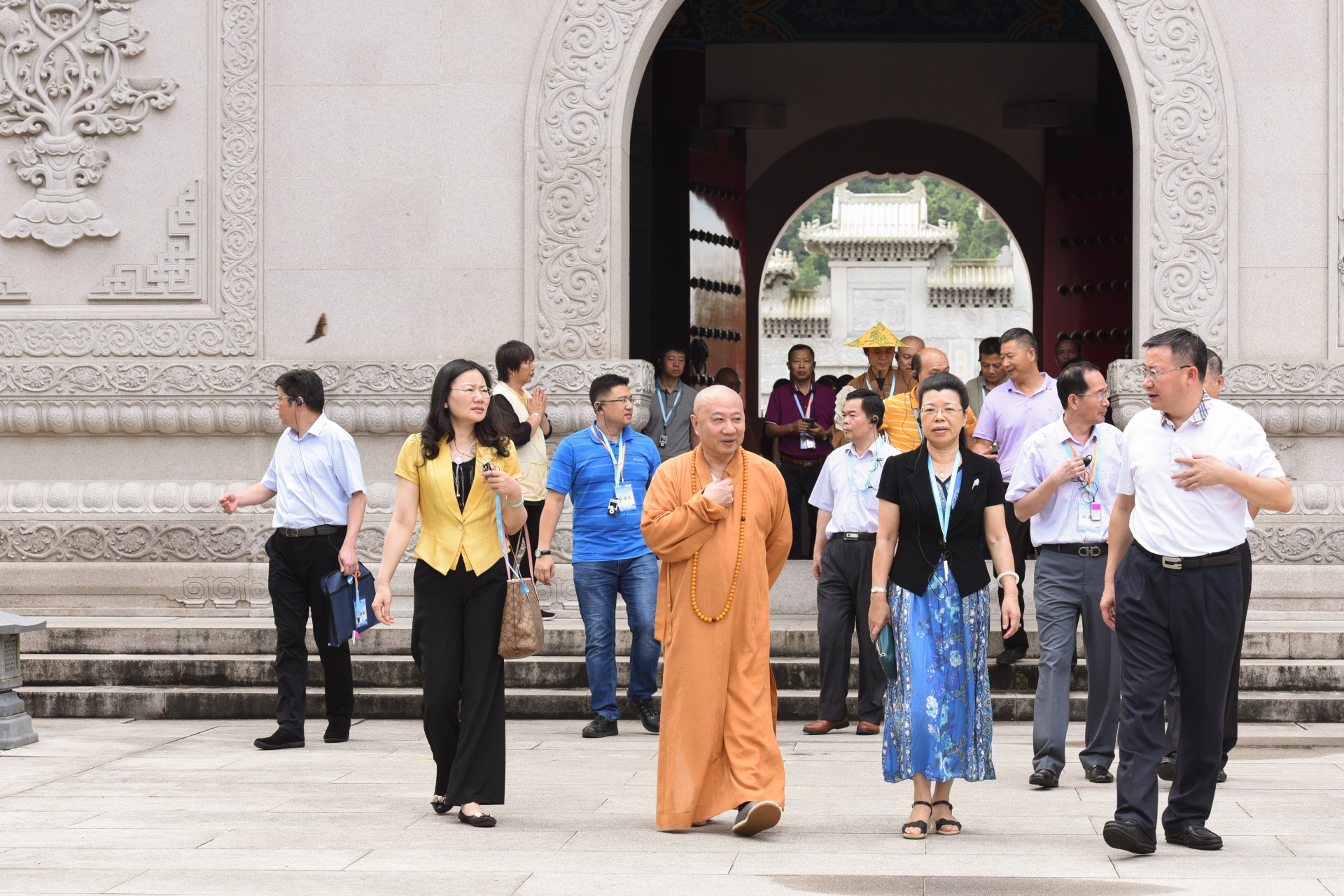 参会人员观摩珠海普陀寺.jpg