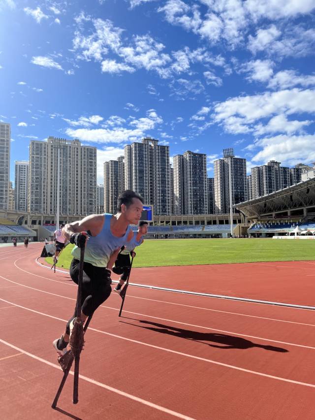 11月20日，广东代表团高脚竞速项目运动员房棱枫在三亚技师学院训练。