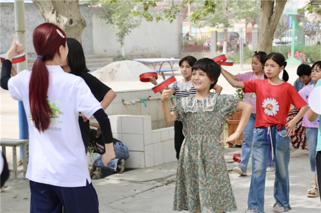 塔什米里克乡青少年学习广东钱鼓舞</p><p>