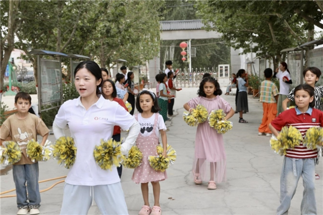 塔什米里克乡青少年学习健美操