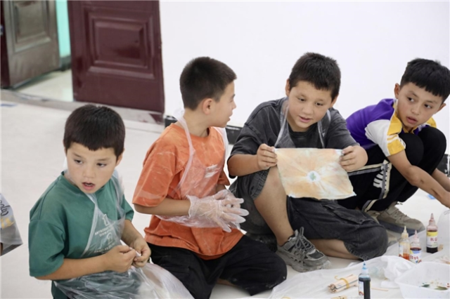 塔什米里克乡青少年展示扎染学习成果