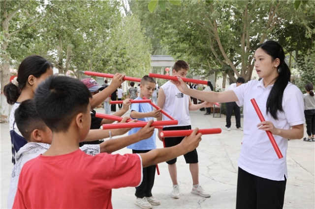 塔什米里克乡青少年学习英歌舞