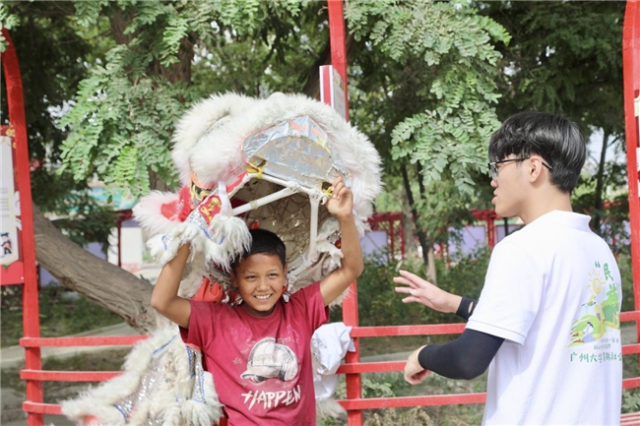 塔什米里克乡青少年体验舞狮文化