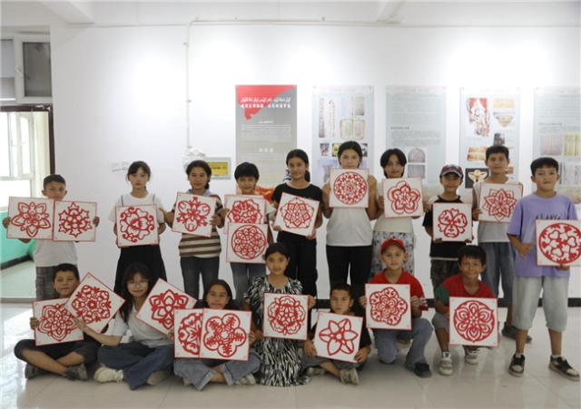 塔什米里克乡青少年展示剪纸学习成果
