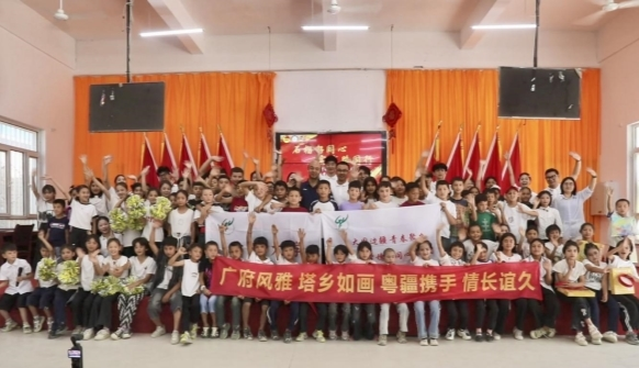 实践团在塔什米里克乡成果汇报展演现场合影